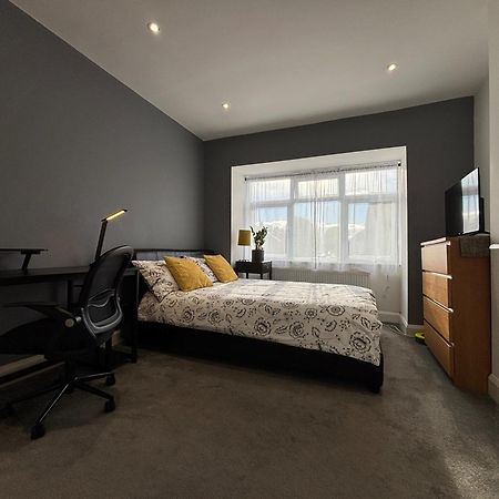 Entire House Floor Perfect For Couples & Freelancers - Available For Single Too Hotell London Exteriör bild